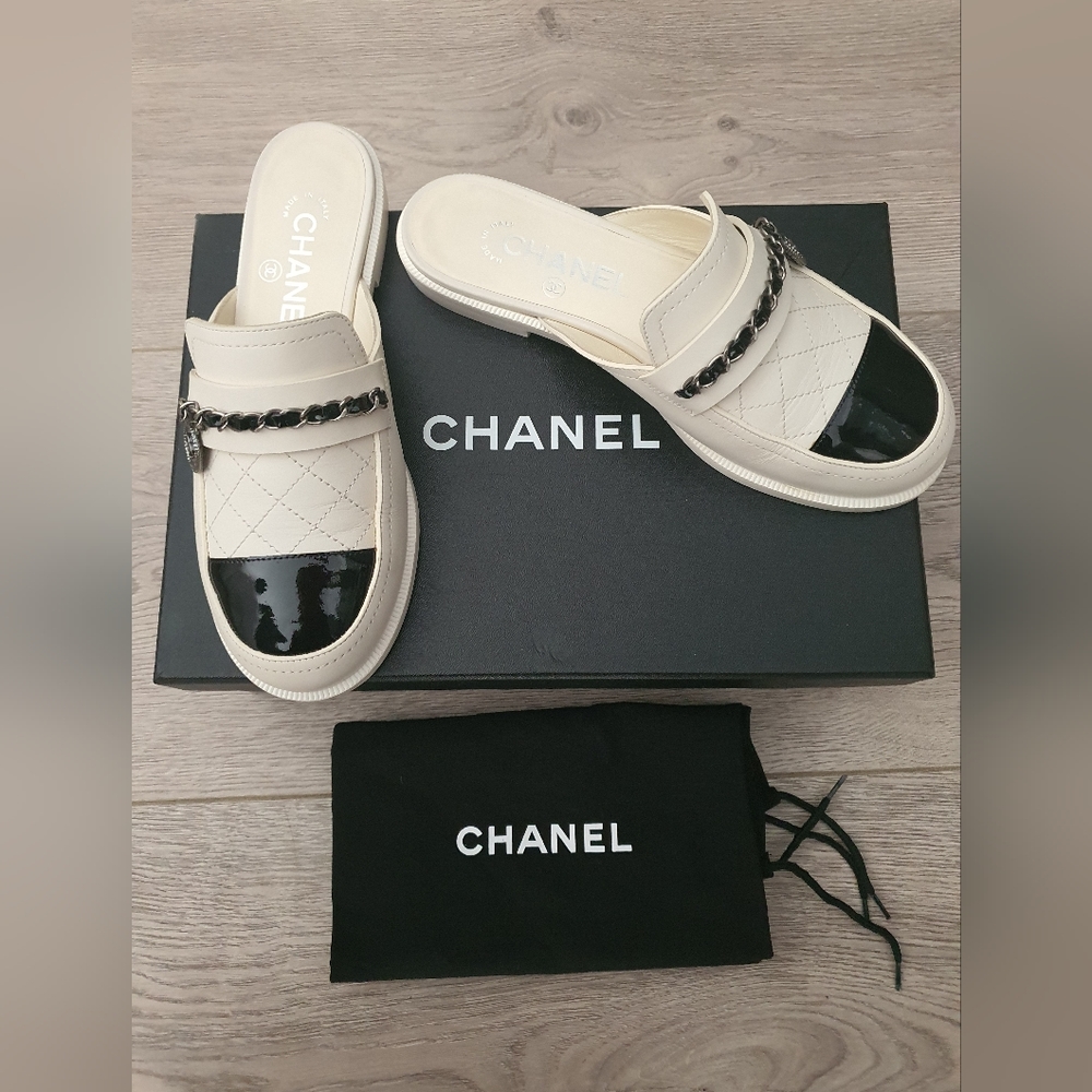 AUTHENTIC CHANEL QUILTED FLATS